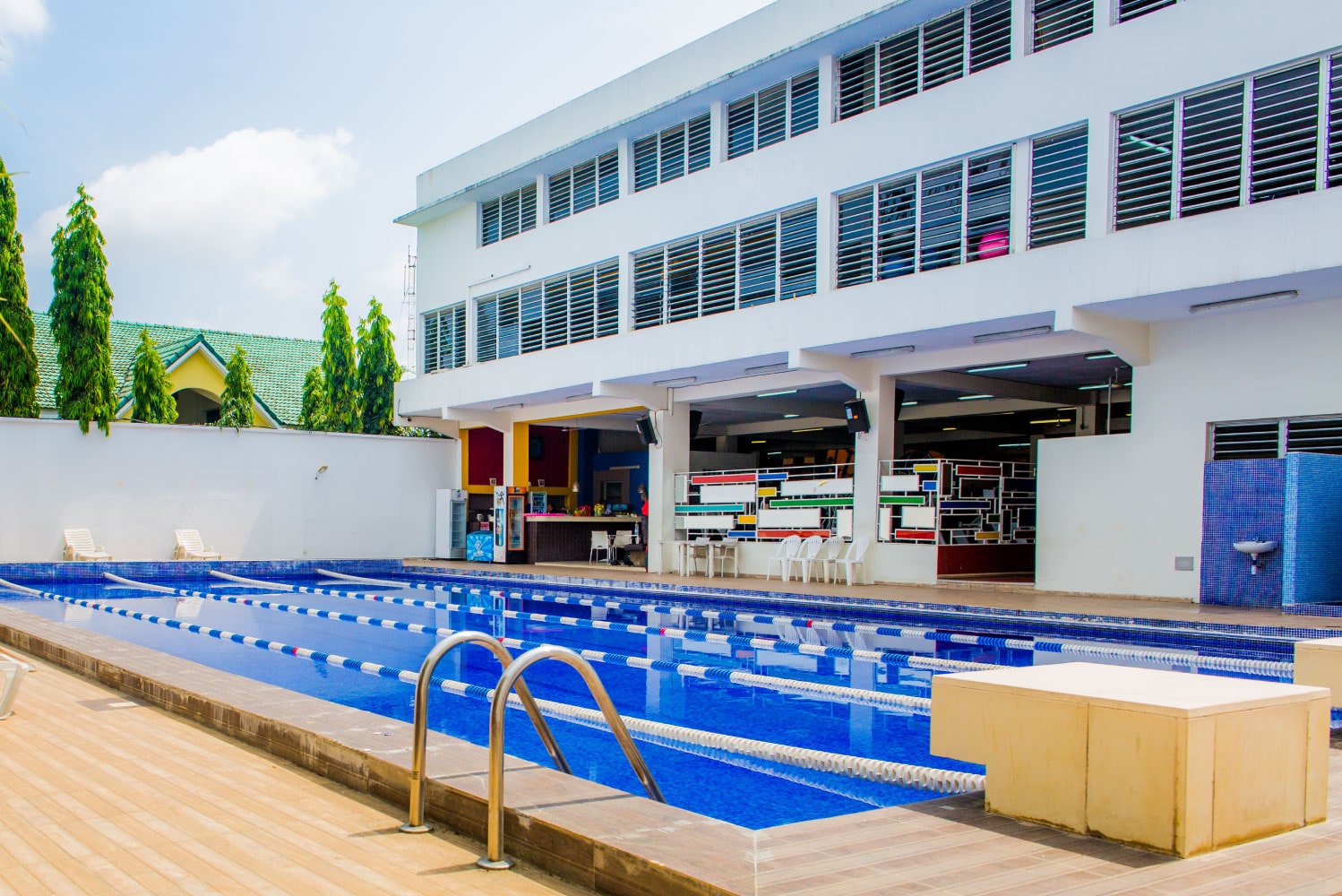 Le centre Equinox Fitness & Spa et sa piscine à Riviera 3